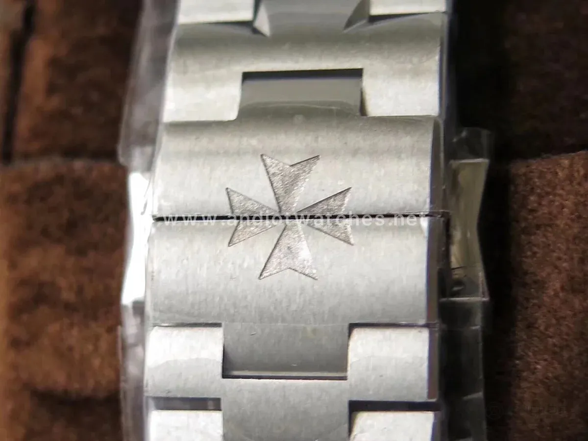Overseas Dual Time Black Dial in Steel